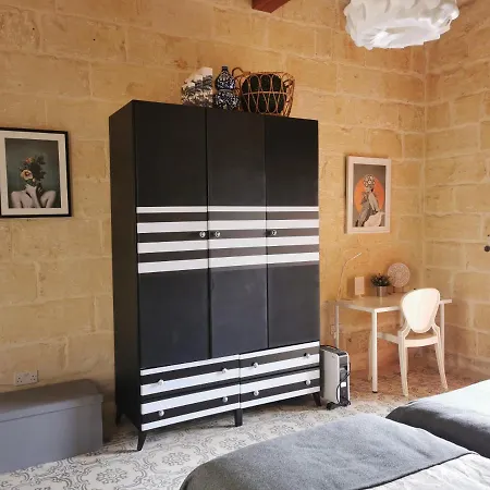 Large Bedroom In Boutique Style With Pool Séjour chez l'habitant