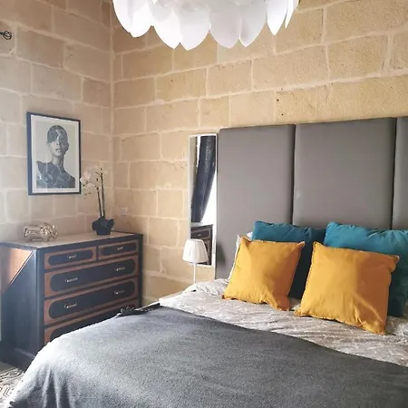 Séjour chez l'habitant Large Bedroom In Boutique Style With Pool