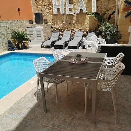 Δωμάτια σε οικογενειακή κατοικία Large Bedroom In Boutique Style With Pool *