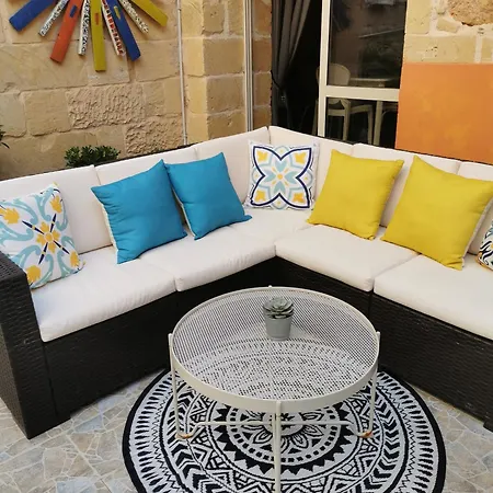 Δωμάτια σε οικογενειακή κατοικία Large Bedroom In Boutique Style With Pool *